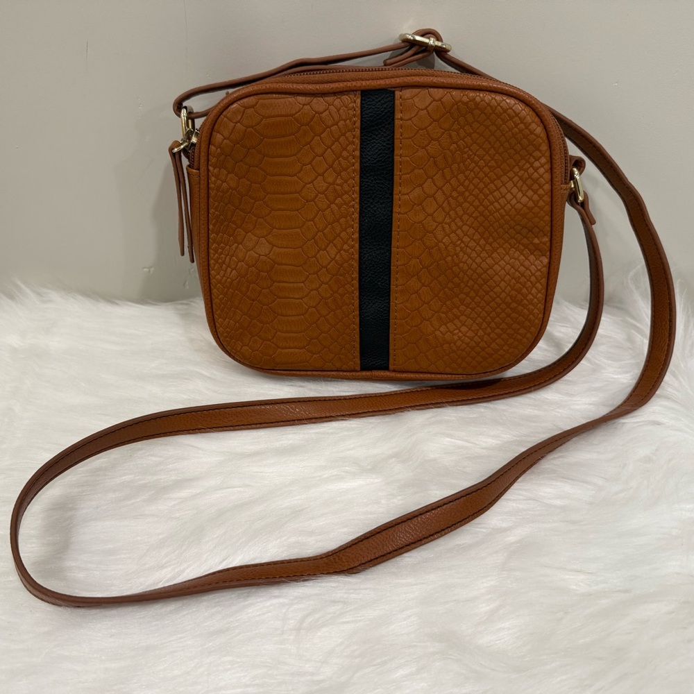 Tan snakeskin crossbody with black accent.